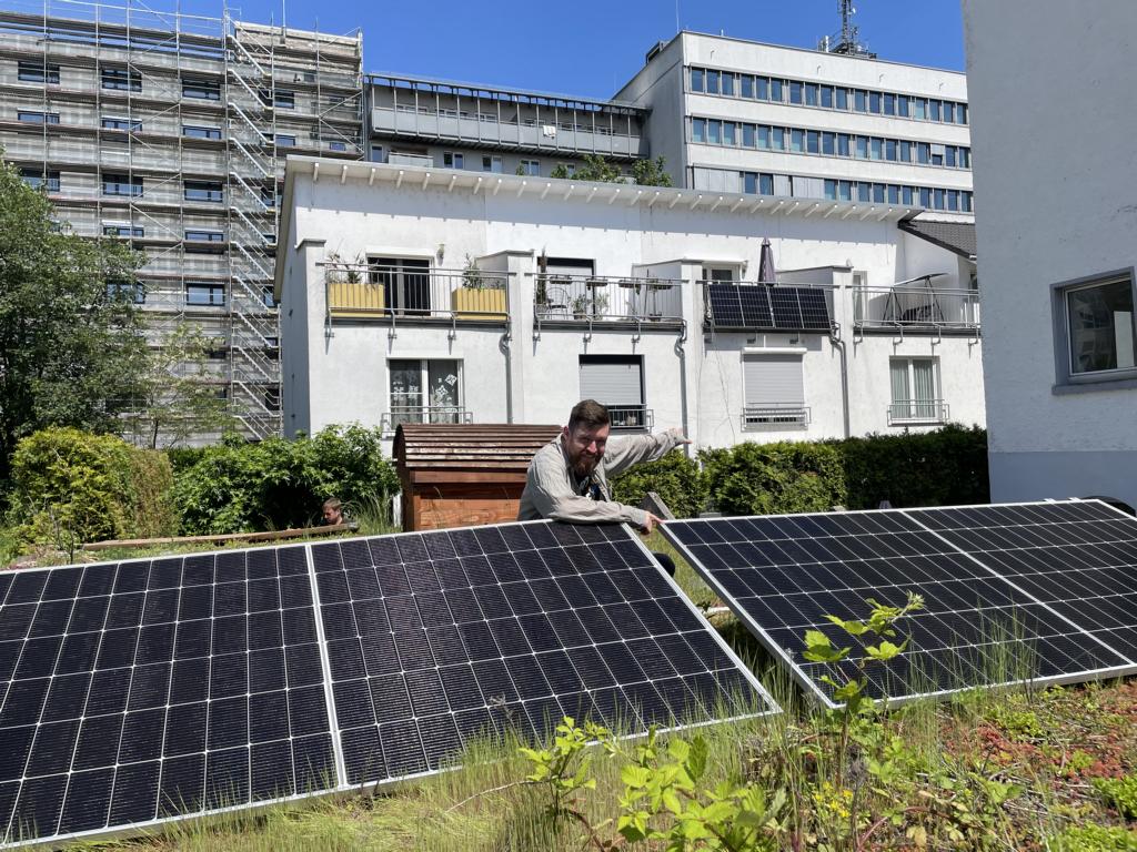 Der Smart-Home-Fox Experte erklärt, warum das Yuma Flat XL aufgrund der Größe und mehr Solarzellen effektiver bei schwacher Lichteinstrahlung und Teilverschattung ist.